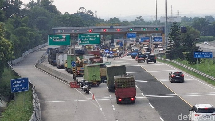 Kecelakaan truk di Gerbang Tol Ciawi 2 Kecelakaan truk di Gerbang Tol Ciawi 2, Senin (2/6/2025).
