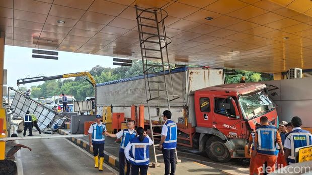 Kecelakaan truk di GT Ciawi 2