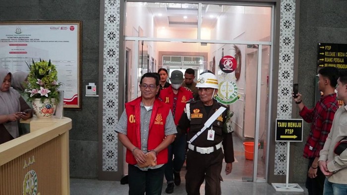 Kedua tersangka digiring ke sel tahanan Rutan Kelas 1 Palembang