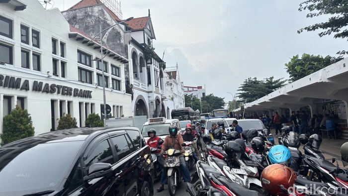 Kemacetan di kawasan Jembatan Merah Surabaya imbas demo buruh di kantor BPR Prima Master Bank