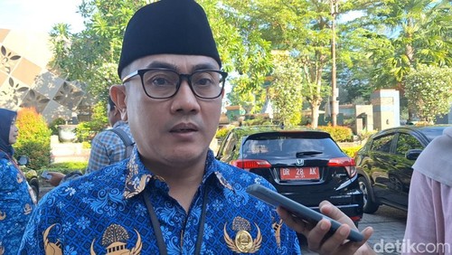 Kepala Dinas Kesehatan (Dinkes) Kota Mataram Emirald Isfihan saat diwawancarai di Mataram, Senin (2/6/2025). (Nathea Citra/detikBali)