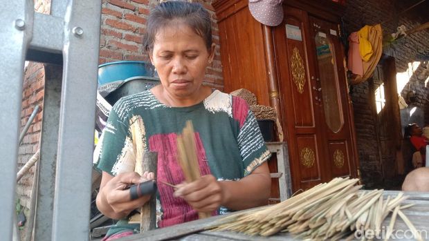 Kerajinan tusuk sate di Desa Krasak, Kecamatan Jatibarang, Kabupaten Indramayu