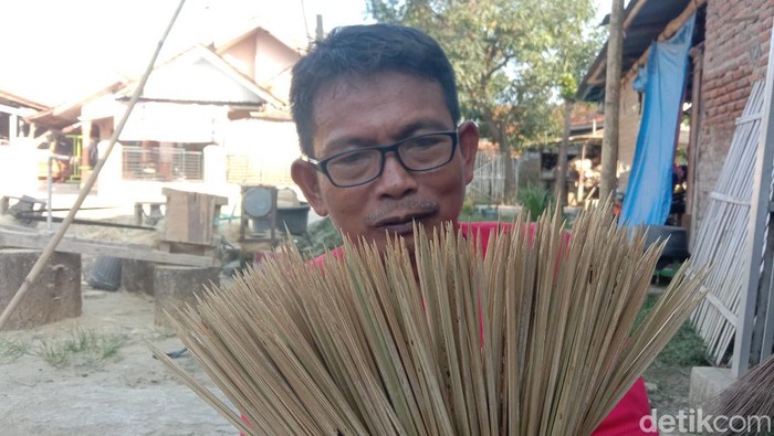 Kerajinan tusuk sate di Desa Krasak, Kecamatan Jatibarang, Kabupaten Indramayu