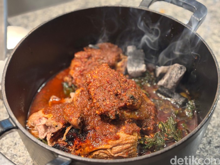 Spesial! Ikan Pangek hingga Ayam Masak Bom yang Jadi Menu Nostalgia 2 Chef
