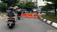 Untuk kendaraan roda empat dari arah Cileunyi dan hendak ke Jalan AH Nasution tidak bisa belok langsung dan harus berputar di u-turn yang ada di kawasan Panyileukan.