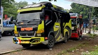 Selain padat, ada juga angkutan umum seperti elf ngetem di atas trotoar.
