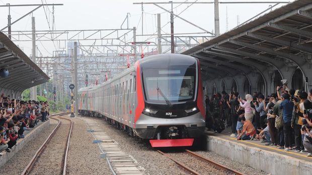 KRL buatan China resmi layanan penumpang. (Dok. KAI)