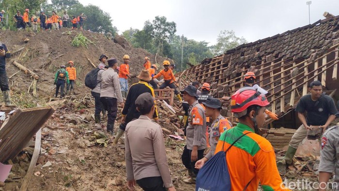 Lahan di Trenggalek yang longsor. Puluhan warga di lokasi itu akan segera direlokasi.