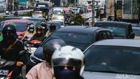 Volume kendaraan yang meningkat signifikan menjadi penyebab utama kemacetan. Warga dari wilayah penyangga mulai kembali ke Ibu Kota. 