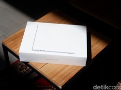 Unboxing MacBook Air M4 Sky Blue: Cantik di Luar, Gahar di Dalam