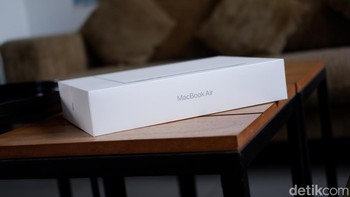 MacBook Air M4 resmi hadir di Indonesia pada Mei lalu setelah meluncur perdana pada Maret silam. Menariknya tidak hanya spesifikasi yang meningkat, tampilan warna barunya membuat laptop Apple ini begitu memikat.  Foto: Adi Fida Rahman/detikINET