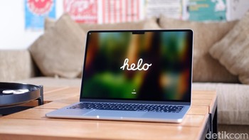Layar Liquid Retina pada MacBook Air M4 adalah salah satu yang terbaik di kelas laptop ultraportabel. Resolusi tinggi dan kepadatan piksel menghasilkan teks yang tajam dan gambar yang detail, ideal untuk desainer, editor foto, atau pengguna yang menikmati streaming konten 4K. Gamut warna P3 memberikan reproduksi warna yang kaya dan akurat, menjadikannya unggul untuk pekerjaan kreatif seperti pengeditan video atau desain grafis. Fitur True Tone meningkatkan kenyamanan mata selama penggunaan jangka panjang, sementara kecerahan 500 nits dan lapisan anti-reflektif memastikan performa optimal di bawah sinar matahari atau lampu terang. Foto: Adi Fida Rahman/detikINET