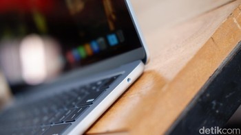 Pada sisi kanan bodi MacBook Air M4 yang ramping, Apple masih mempertahankan port jack audio 3,5mm. Kita bisa langsung menyambungkan berbagai headphone, speaker, atau mikrofon kabel favorit tanpa perlu membeli atau membawa adaptor tambahan. Ini sangat praktis dan menjaga keefektifan biaya bagi pengguna. Bagi para kreator konten, musisi, atau editor video, koneksi kabel memastikan tidak ada jeda suara (zero-latency). Hal ini krusial untuk proses monitoring audio secara real-time saat merekam atau mengedit, sesuatu yang tidak bisa dijamin oleh koneksi Bluetooth. Foto: Adi Fida Rahman/detikINET