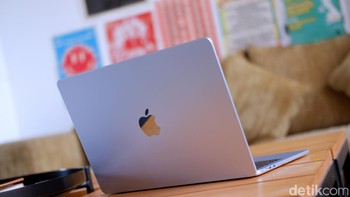 RAM 16GB sebagai standar adalah keunggulan besar, memungkinkan multitasking lancar—menjalankan beberapa aplikasi berat seperti Photoshop, Chrome dengan banyak tab, dan Zoom tanpa lag. Dibandingkan laptop seharga serupa, kombinasi chip M4 dan RAM 16GB menawarkan performa kelas atas dengan efisiensi daya luar biasa, menjadikan MacBook Air M4 pilihan ideal untuk profesional, pelajar, dan kreator yang mencari keseimbangan antara portabilitas, daya, dan harga. Foto: Adi Fida Rahman/detikINET
