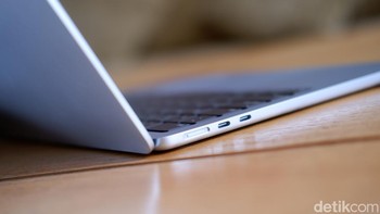 Di sisi kiri, MacBook Air M4 13 inci dilengkapi dengan kombinasi port yang sangat efisien dan modern: satu port MagSafe 3 dan dua port USB-C yang mendukung Thunderbolt / USB 4. Adanya MagSafe 3 memberikan tambahan keamanan. Konektor akan otomatis terlepas jika kabel tidak sengaja tertarik, mencegah laptop ikut terjatuh dari meja. Sementara dua port USB-C dengan dengan protokol Thunderbolt 4 menawarkan kecepatan transfer data mencapai 40Gb/s. Ini berarti memindahkan file video 4K berukuran besar atau melakukan backup data hanya membutuhkan waktu beberapa detik, bukan menit. Setiap port bisa digunakan untuk tiga fungsi utama: mengisi daya laptop (jika tidak menggunakan MagSafe), transfer data super cepat, dan menyambungkan layar eksternal beresolusi tinggi hingga 6K. Ini ideal untuk profesional kreatif, seperti fotografer atau videografer, yang membutuhkan transfer data cepat ke SSD eksternal atau koneksi ke monitor beresolusi tinggi. Foto: Adi Fida Rahman/detikINET