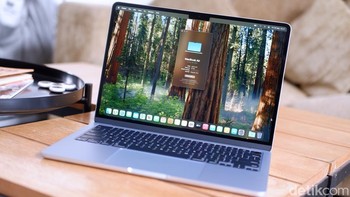 Chip M4 pada MacBook Air M4 adalah lompatan besar dalam performa dan efisiensi, menjadikannya salah satu laptop paling bertenaga di kelasnya. Dengan CPU 10-core memberikan performa hingga 2x lebih cepat dibandingkan M1 dan 23x lebih kencang dari MacBook Air berbasis Intel, membuat laptop ini menangani tugas berat seperti pengeditan video 4K atau kompilasi kode dengan mudah. Sementara GPU 10-core GPU mendukung grafis intensif seperti pengeditan video 4K dan gaming ringan dengan ray tracing berbasis perangkat keras. Ini bakalmendukung visual yang mulus untuk kreator dan gamer kasual. Neural Engine yang ditingkatkan membuatnya unggul untuk aplikasi AI modern. Foto: Adi Fida Rahman/detikINET