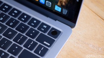 Sensor sidik jari pada tombol daya untuk login cepat, otentikasi Apple Pay, dan akses aman ke aplikasi atau dokumen. Foto: Adi Fida Rahman/detikINET