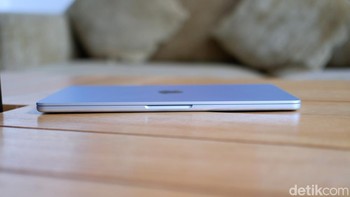 Dengan berat hanya 1,24 kg, kamu nyaris tidak akan merasakan bebannya di dalam ransel atau tote bag. Ini adalah keunggulan utama bagi mahasiswa, profesional, atau siapa pun yang beraktivitas seharian penuh tanpa ingin punggung atau bahu terasa lelah. Ketebalan yang hanya 1,13 cm membuatnya sangat mudah diselipkan di antara buku, dokumen, atau di dalam kompartemen laptop yang sempit. Ukurannya yang sedikit lebih besar dari kertas A4 membuatnya menjadi teman sempurna untuk bekerja di ruang terbatas. Ia pas diletakkan di meja kafe yang sempit, di meja lipat kereta atau pesawat, atau bahkan saat digunakan di atas pangkuan. Foto: Adi Fida Rahman/detikINET