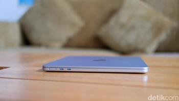 Baterai MacBook Air M4 menawarkan daya tahan luar biasa, menjadikannya salah satu laptop terbaik untuk mobilitas. Dengan 18 jam penggunaan, pengguna dapat bekerja seharian penuh tanpa perlu mengisi ulang, ideal untuk profesional, pelajar, atau kreator yang sering bepergian. Efisiensi chip M4 memastikan performa tinggi tanpa mengorbankan daya, mengungguli banyak laptop lain di kelasnya yang biasanya hanya mencapai 10-14 jam. Pengisian cepat melalui MagSafe atau USB-C menambah fleksibilitas Foto: Adi Fida Rahman/detikINET