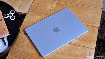 Warna yang dimaksud adalah Sky Blue. Tersipirasi dari kejernihan langit pagi. Ini bukan sekadar biru muda, melainkan sebuah warna kalem yang memancarkan kesan profesional sekaligus modern. Foto: Adi Fida Rahman/detikINET