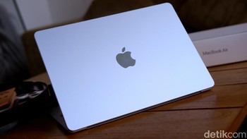 Di bawah cahaya, warna ini menampilkan gradasi lembut yang menawan. Berkat lapisan anodized seal terbaru, finishing matte-nya tidak hanya terlihat premium tetapi juga secara signifikan lebih tahan terhadap bekas sidik jari, menjadikannya pilihan yang cantik dan praktis untuk penggunaan sehari-hari. Foto: Adi Fida Rahman/detikINET