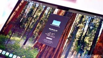 MacBook Air M4 dibekali kamera FaceTime 12MP dengan resolusi 1080p HD. menjadikannya salah satu webcam laptop terbaik di kelasnya. Teknologi Center Stage sangat unggul untuk panggilan video profesional atau kasual, memastikan pengguna selalu terlihat optimal tanpa perlu penyesuaian manual. Performa cahaya rendah yang ditingkatkan sangat membantu untuk rapat di malam hari atau lingkungan minim cahaya. Dengan tambahan fitur Desk View menjadi keunggulan unik, memungkinkan presentasi langsung dari meja kerja—sempurna untuk menunjukkan sketsa, produk, atau dokumen fisik tanpa perangkat tambahan. Foto: Adi Fida Rahman/detikINET