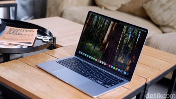 Speaker MacBook Air M4 menawarkan kualitas audio yang luar biasa untuk laptop sekelasnya, dengan Spatial Audio dan Dolby Atmos menciptakan pengalaman mendengarkan yang mendalam, baik untuk musik, film, atau panggilan konferensi. Bass yang kuat dari force-canceling woofers dan kejernihan suara pada frekuensi tinggi membuatnya ideal untuk hiburan maupun produktivitas. Array tiga mikrofon dengan Voice Isolation sangat unggul untuk panggilan video atau rekaman podcast, meminimalkan kebisingan latar belakang dengan efektif. Foto: Adi Fida Rahman/detikINET