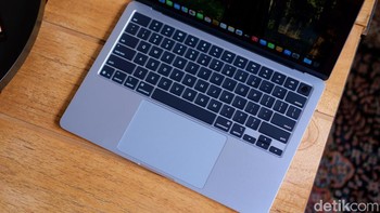 MacBook Air M4 menawarkan pengalaman mengetik yang sangat nyaman dan akurat, berkat mekanisme scissor switch yang memberikan umpan balik taktil tanpa suara berisik. Keyboard ini unggul dalam keseimbangan antara kenyamanan, fungsionalitas, dan estetika, terutama dengan integrasi mulus ke ekosistem macOS. Backlight menyesuaikan intensitas berdasarkan cahaya sekitar, memastikan visibilitas tombol di kondisi gelap.  Cocok untuk penulis, programmer, atau profesional yang mengutamakan efisiensi dan desain elegan, keyboard ini menjadikan MacBook Air M4 salah satu pilihan terbaik di pasaran. Foto: Adi Fida Rahman/detikINET