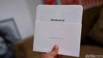 Dalam paket penjualan disertakan kerta petunjuk. Jangan dicari stiker logo Apple, karena raksasa teknologi asal Cupertino ini tidak menyertakannya lagi. Alasannya mengurangi jejak karbon dan limbah. Menghilangkan stiker, meskipun kecil, akan mengurangi jutaan lembar limbah kertas dan plastik dari skala produksi global merekaFoto: Adi Fida Rahman/detikINET