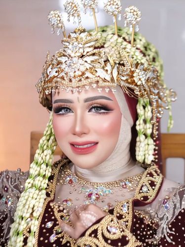 Makeup Artis Rias Ibu Hamil Makeup artist (MUA) ini membagikan pengalamannya saat merias klien seorang ibu hamil yang ingin sesi foto kehamilan, dengan memakai empat busana lengkap dengan makeup ala pengantin di Madura, Jawa TImur. Postingan tersebut langsung langsung viral di TikTok.
