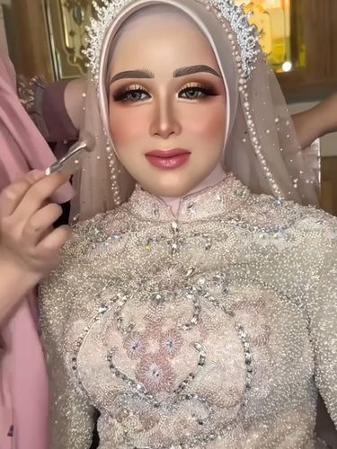 Makeup Artis Rias Ibu Hamil Makeup artist (MUA) ini membagikan pengalamannya saat merias klien seorang ibu hamil yang ingin sesi foto kehamilan, dengan memakai empat busana lengkap dengan makeup ala pengantin di Madura, Jawa TImur. Postingan tersebut langsung langsung viral di TikTok.