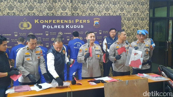 Konferensi pers rilis pelaku bobol gudang di Polres Kudus, Senin (2/6/2025).