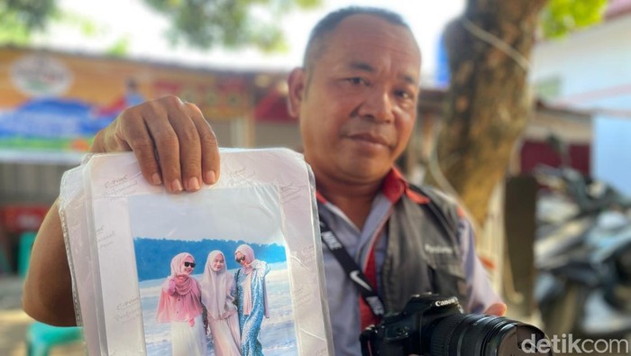 Masruroh memperlihatkan hasil fotonya disela-sela istirahat mencari pelanggan di Pantai Pangandaran