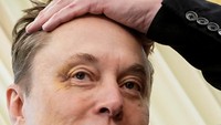 Selama acara perpisahan di Ruang Oval, Trump memuji pekerjaan Musk sebagai Kepala DOGE. Adapun DOGE sendiri telah menghilangkan ribuan pekerjaan dan menghemat pengeluaran miliaran dolar, termasuk sebagian besar bantuan luar negeri AS. REUTERS/Nathan Howard