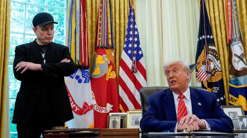 U.S. President Donald Trump and Elon Musk attend a press conference in the Oval Office of the White House in Washington, D.C., U.S., May 30, 2025. REUTERS/Nathan Howard