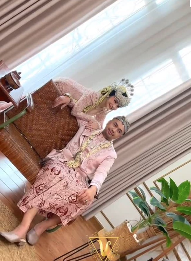 Melalui akun Instagram Mawar AFI membagikan foto-foto prewedding dirinya dan Kevin Wazeng. Untuk pemotretan preweddingnya Mawar dan Kevin memilih tampil tradisional. Foto: Instagram/@mysamawar