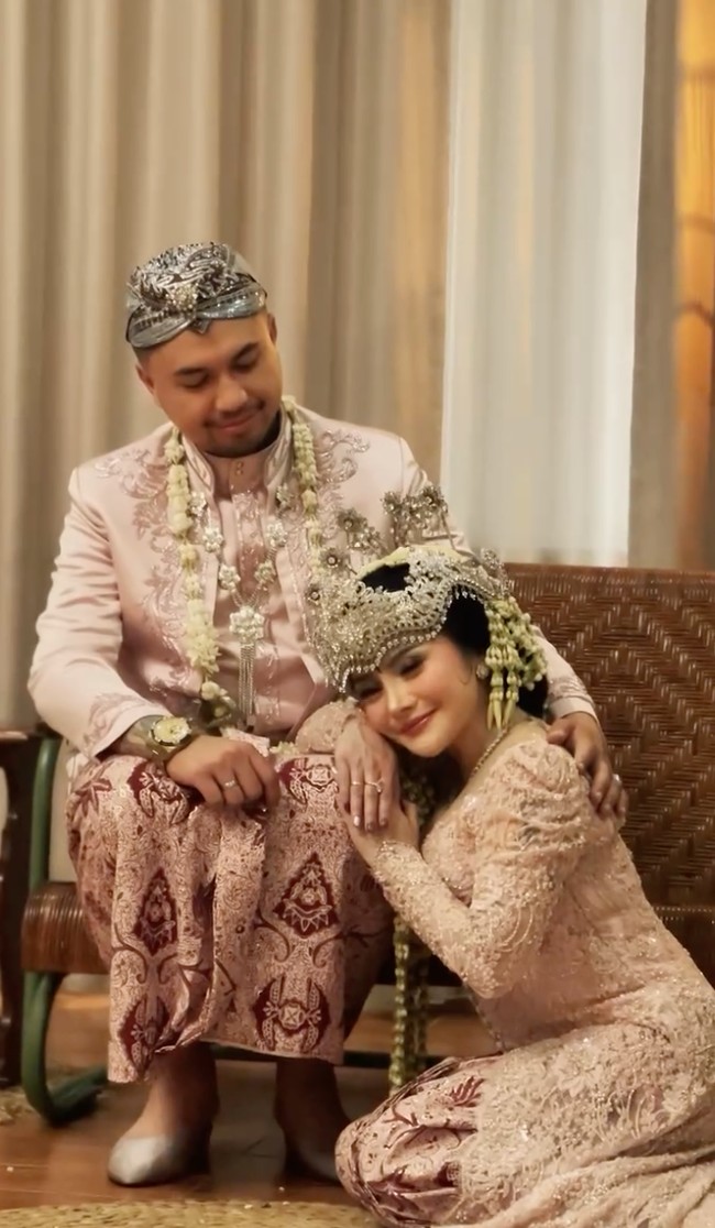 Untuk look pertama keduanya memilih busana adat Sunda dari Sanggar Violetta. Keduanya terlihat tampil kompak dengan warna dusty pink. Foto: Instagram/@mysamawar