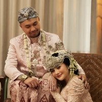 Untuk look pertama keduanya memilih busana adat Sunda dari Sanggar Violetta. Keduanya terlihat tampil kompak dengan warna dusty pink. Foto: Instagram/@mysamawar