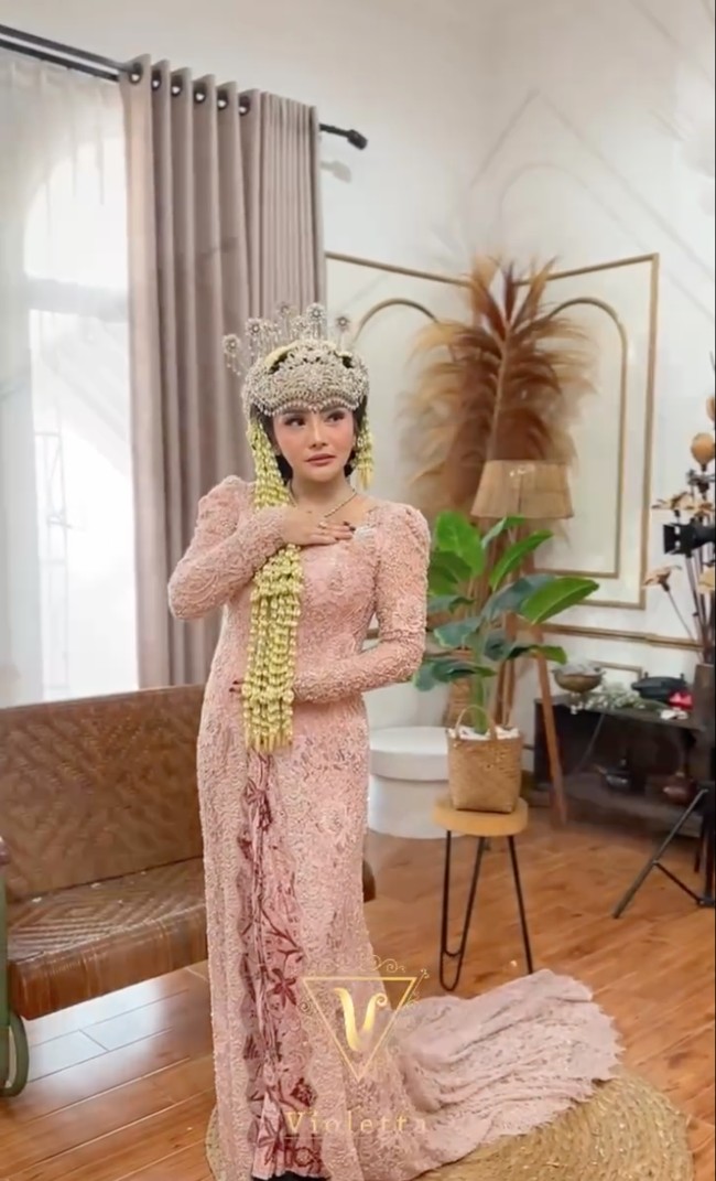 Mawar juga mempercantik wajahnya dengan riasan glam look bernuansa soft. Ia memilih lipstik berwarna nude pink yang senada dengan pakaiannya. Foto: Instagram/@mysamawar