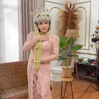 Mawar juga mempercantik wajahnya dengan riasan glam look bernuansa soft. Ia memilih lipstik berwarna nude pink yang senada dengan pakaiannya. Foto: Instagram/@mysamawar