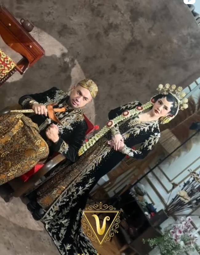 Tampil dengan busana adat Jawa, Mawar tampak melengkapi penampilannya dengan paes di kepala. Sementara Kevin terlihat membawa serta keris untuk menunjang penampilannya sebagai pria Jawa. Ia juga mengenakan blangkon berwarna keemasan. Foto: Instagram/@mysamawar