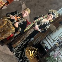 Tampil dengan busana adat Jawa, Mawar tampak melengkapi penampilannya dengan paes di kepala. Sementara Kevin terlihat membawa serta keris untuk menunjang penampilannya sebagai pria Jawa. Ia juga mengenakan blangkon berwarna keemasan. Foto: Instagram/@mysamawar