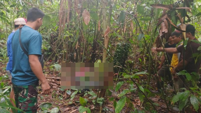 Mayat pria tanpa bagian kepala ditemukan di tengah hutan Desa Muara Ulang, Kecamatan Loksado, Hulu Sungai Selatan (HSS). Pria tersebut diduga korban bentrokan dua kelompok.