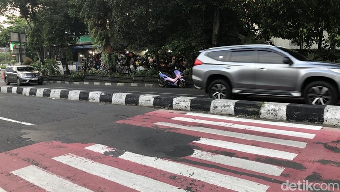 Penampakan median jalan di depan tempat relokasi TKP ABA, Senin (2/6/2025).