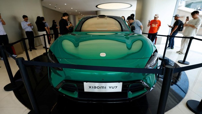 A person looks at the new electric SUV YU7 displayed at a Xiaomi store in Beijing, China May 29, 2025. REUTERS/Tingshu Wang