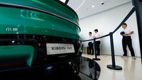 Vendor telepon pintar Tiongkok itu meluncurkan EV pertamanya tahun lalu dengan sedan SU7 yang telah mengalahkan Model 3 setiap bulannya sejak Desember. REUTERS/Tingshu Wang