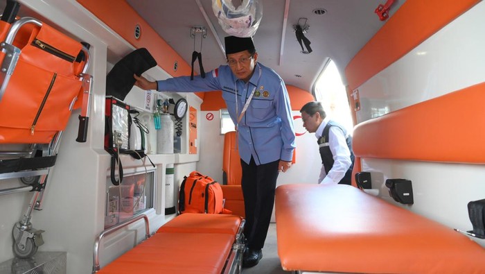 Menteri Agama (Menag) Nasaruddin Umar (kanan) didampingi Kepala BPOM Taruna Ikrar mengecek ambulans yang disiagakan di Klinik Kesehatan Haji Indonesia (KKHI), Makkah, Arab Saudi, Minggu (1/6/2025). Menag Nasaruddin akan melobi pihak berwenang Arab Saudi agar KKHI Makkah dapat segera beroperasi terutama jelang puncak musim haji 1446 H/2025 Masehi. ANTARA FOTO/Andika Wahyu/rwa.