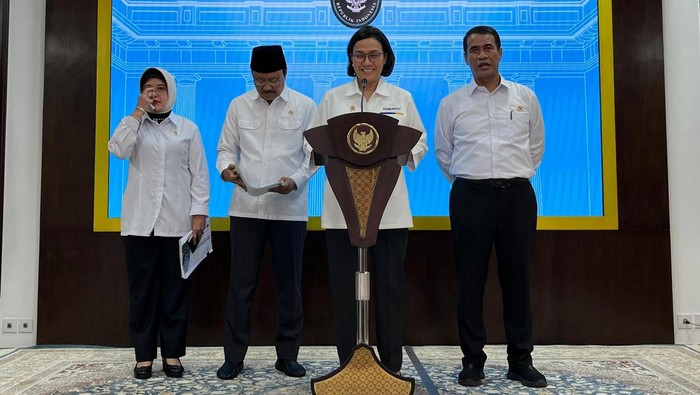 Menteri Keuangan Sri Mulyani Indrawati umumkan paket stimulus