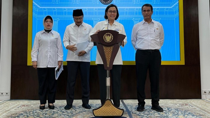Menteri Keuangan Sri Mulyani Indrawati umumkan paket stimulus