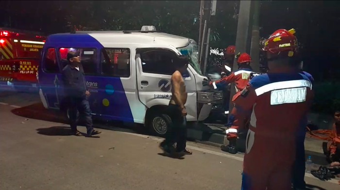 Mobil angkot menabrak tiang listrik di kawasan Sunter, Jakut. Petugas damkar mengevakuasi mobil angkot yang ringsek tersangkut di tiang listrik. (dok Damkar Jakut)
